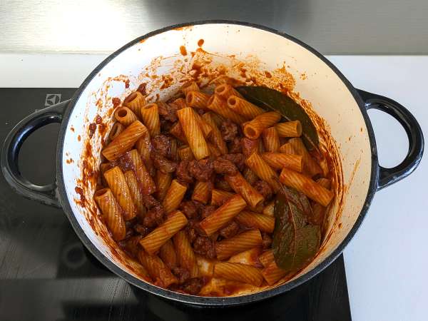 Pasta dengan saus sosis: hidangan sederhana dengan rasa yang kuat - Persiapan langkah 8