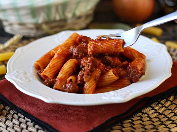 Pasta dengan saus sosis: hidangan sederhana dengan rasa yang kuat - Persiapan langkah 9