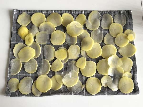 Keripik kentang yang dibuat dalam microwave - Persiapan langkah 4