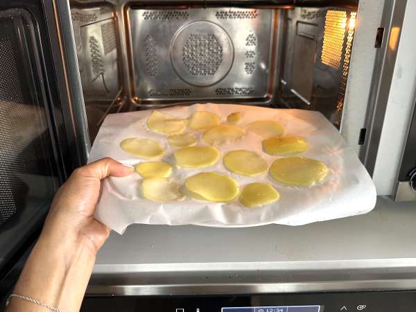 Keripik kentang yang dibuat dalam microwave - Persiapan langkah 7