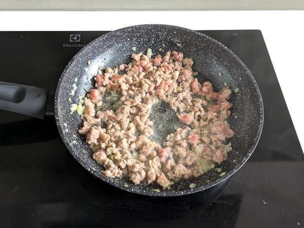 Jamur dan sosis Cannelloni: hidangan pertama yang kaya dan lezat - Persiapan langkah 6