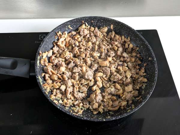 Jamur dan sosis Cannelloni: hidangan pertama yang kaya dan lezat - Persiapan langkah 7