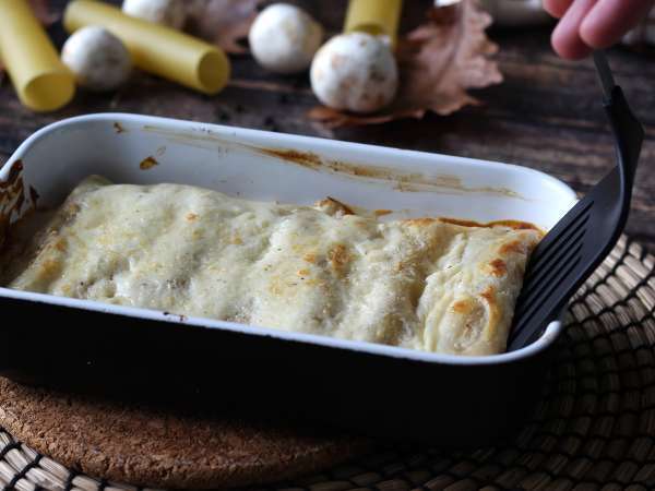 Jamur dan sosis Cannelloni: hidangan pertama yang kaya dan lezat - Persiapan langkah 13