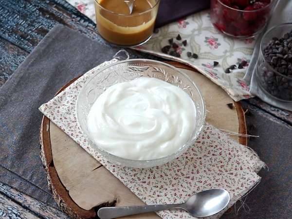Skyr bowl dengan buah merah, selai kacang dan cokelat - Persiapan langkah 1