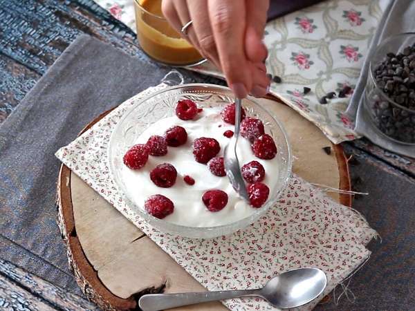 Skyr bowl dengan buah merah, selai kacang dan cokelat - Persiapan langkah 2