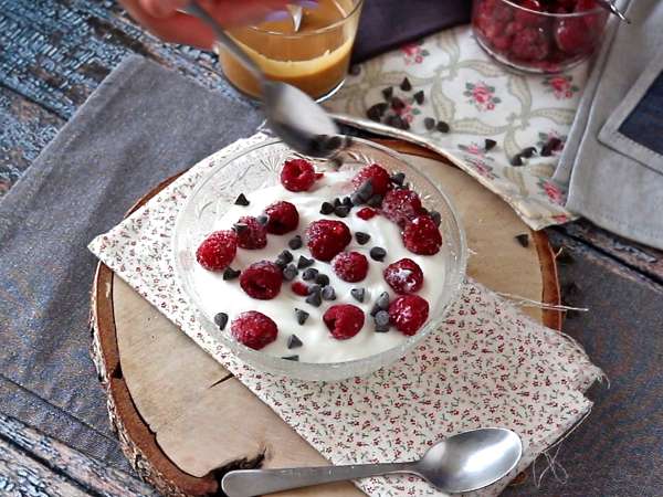 Skyr bowl dengan buah merah, selai kacang dan cokelat - Persiapan langkah 3