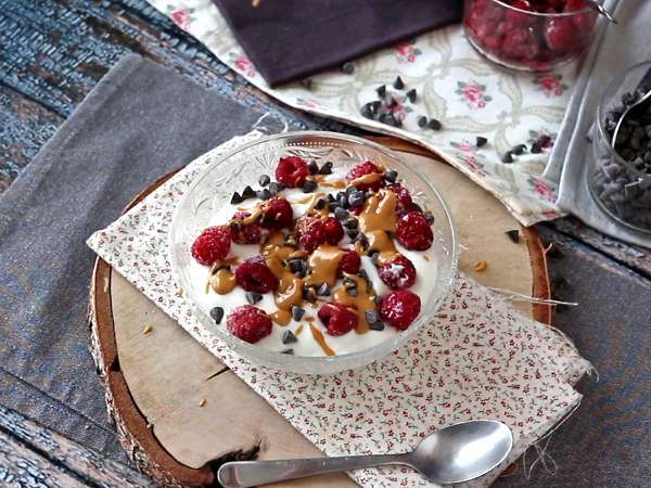 Skyr bowl dengan buah merah, selai kacang dan cokelat - Persiapan langkah 4