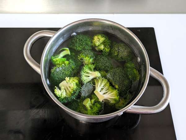 Pasta krim dengan brokoli dan almond: hidangan yang mudah disiapkan dan lezat - Persiapan langkah 2