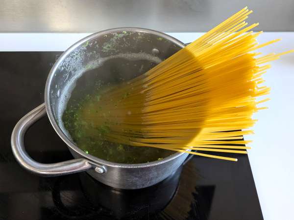 Pasta krim dengan brokoli dan almond: hidangan yang mudah disiapkan dan lezat - Persiapan langkah 6