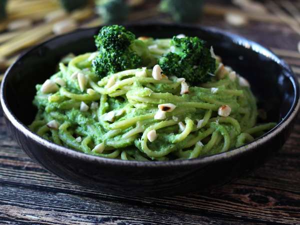 Pasta krim dengan brokoli dan almond: hidangan yang mudah disiapkan dan lezat - Persiapan langkah 10