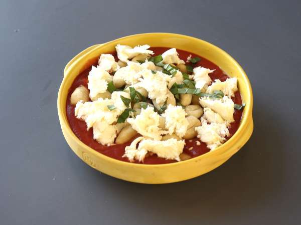 Gratin gnocchi tomat dan mozzarella yang cepat dan nyaman - gnocchi alla sorrentina di dalam oven - Persiapan langkah 4