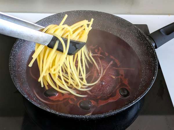 Spaghetti al fuoco di Bacco: pasta dengan anggur merah untuk menghadirkan sesuatu yang istimewa ke meja - Persiapan langkah 3