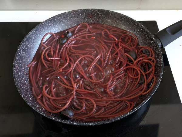 Spaghetti al fuoco di Bacco: pasta dengan anggur merah untuk menghadirkan sesuatu yang istimewa ke meja - Persiapan langkah 4