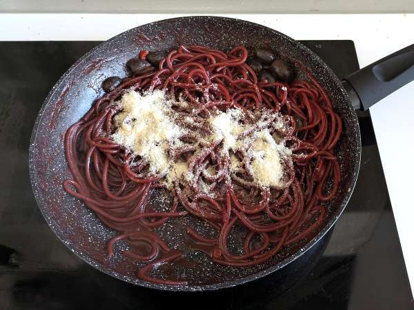 Spaghetti al fuoco di Bacco: pasta dengan anggur merah untuk menghadirkan sesuatu yang istimewa ke meja - Persiapan langkah 5