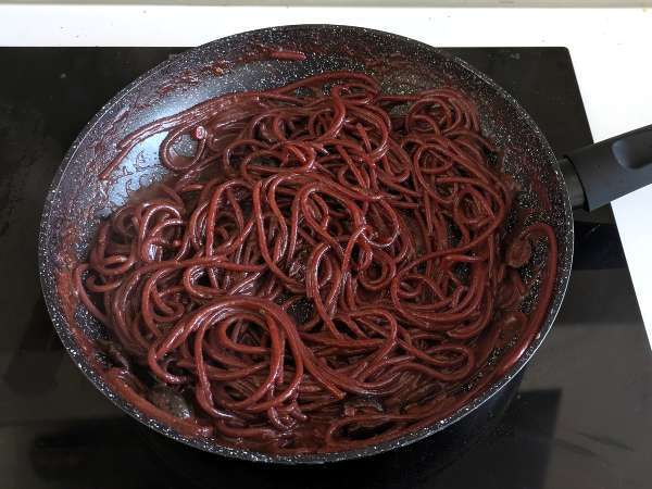 Spaghetti al fuoco di Bacco: pasta dengan anggur merah untuk menghadirkan sesuatu yang istimewa ke meja - Persiapan langkah 6