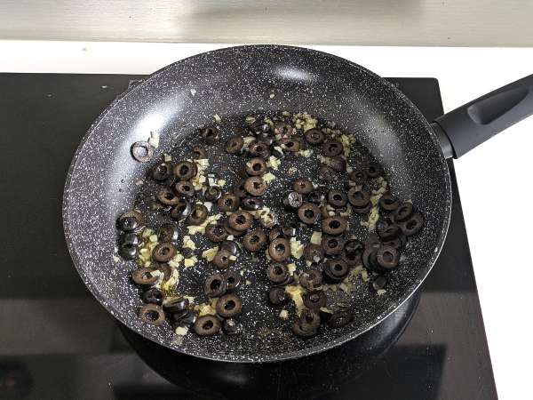 Pasta dengan saus zaitun: murah, lezat, dan mudah disiapkan! - Persiapan langkah 2