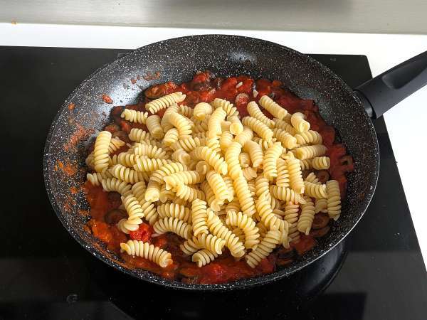 Pasta dengan saus zaitun: murah, lezat, dan mudah disiapkan! - Persiapan langkah 5