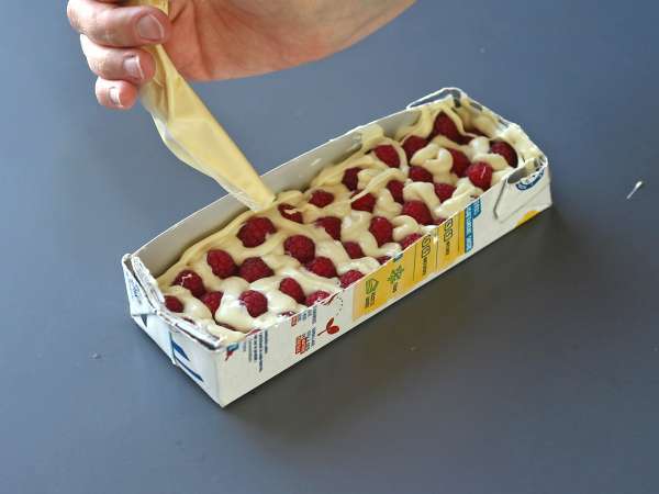 Cokelat batangan ala Franui dengan raspberry, cokelat putih, dan cokelat hitam! - Persiapan langkah 2