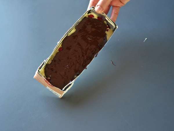 Cokelat batangan ala Franui dengan raspberry, cokelat putih, dan cokelat hitam! - Persiapan langkah 3