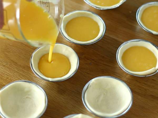 Pastéis de nata dalam penggorengan udara. Resep cepat dan mudah untuk kudapan manis tradisional Portugis. - Persiapan langkah 6