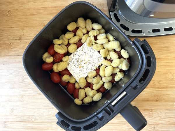 Gnocchi feta panggang dengan Airfryer, hidangan super cepat dengan tomat ceri dan feta! - Persiapan langkah 3