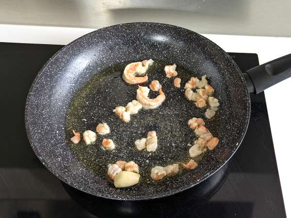 Pasta spirulina dengan udang dan lemon: hidangan pertama yang kaya nutrisi dengan rasa yang unik - Persiapan langkah 2