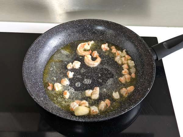 Pasta spirulina dengan udang dan lemon: hidangan pertama yang kaya nutrisi dengan rasa yang unik - Persiapan langkah 3