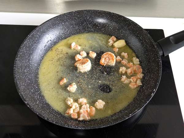 Pasta spirulina dengan udang dan lemon: hidangan pertama yang kaya nutrisi dengan rasa yang unik - Persiapan langkah 4