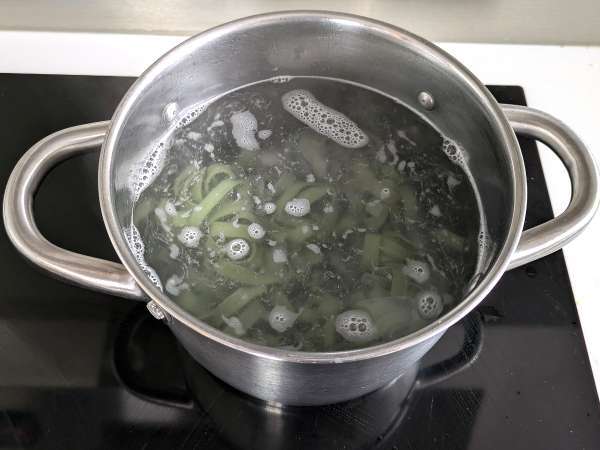 Pasta spirulina dengan udang dan lemon: hidangan pertama yang kaya nutrisi dengan rasa yang unik - Persiapan langkah 5