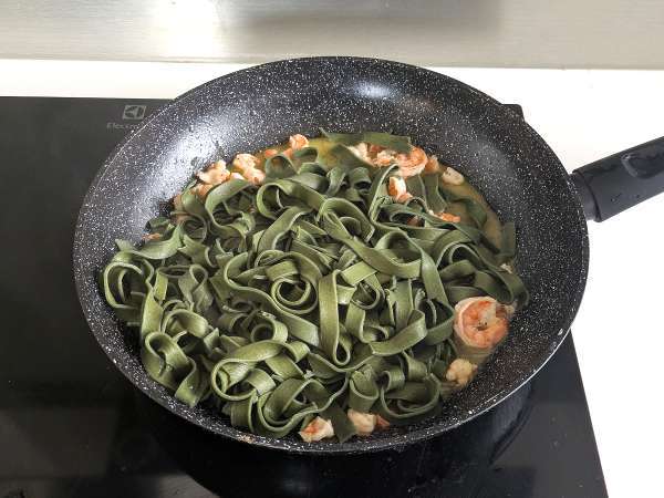 Pasta spirulina dengan udang dan lemon: hidangan pertama yang kaya nutrisi dengan rasa yang unik - Persiapan langkah 6