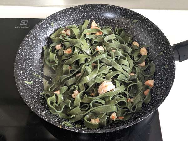 Pasta spirulina dengan udang dan lemon: hidangan pertama yang kaya nutrisi dengan rasa yang unik - Persiapan langkah 7