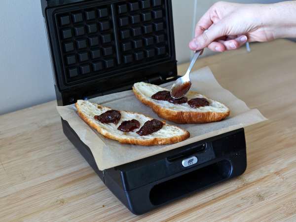 Croffle, croissant ala wafel dengan selai ara, keju kambing, dan ham yang diawetkan di Iberia - Persiapan langkah 1