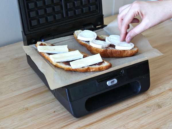 Croffle, croissant ala wafel dengan selai ara, keju kambing, dan ham yang diawetkan di Iberia - Persiapan langkah 2