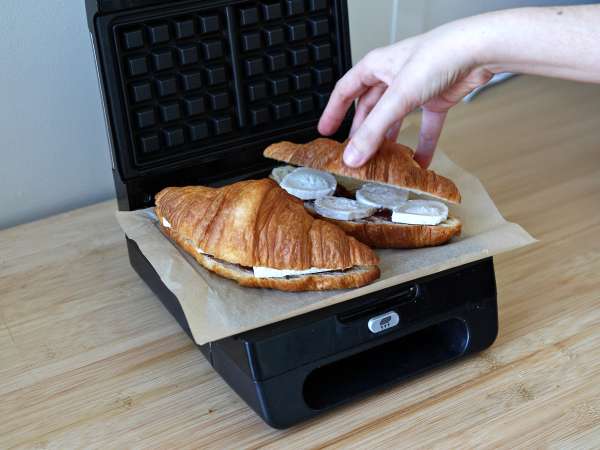 Croffle, croissant ala wafel dengan selai ara, keju kambing, dan ham yang diawetkan di Iberia - Persiapan langkah 3