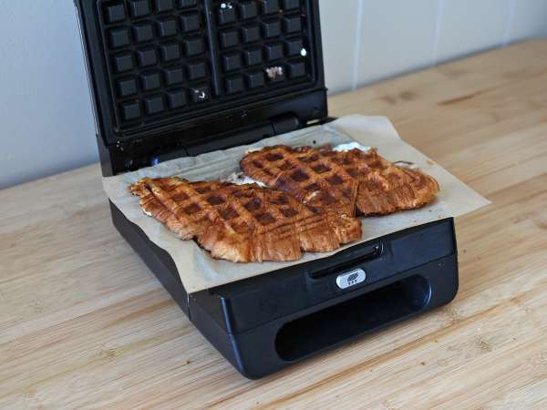 Croffle, croissant ala wafel dengan selai ara, keju kambing, dan ham yang diawetkan di Iberia - Persiapan langkah 4