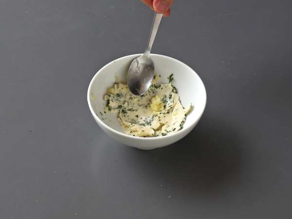 Cruffin, kombinasi croissant dan muffin, dalam hal ini diasinkan dengan parmesan dan mozzarella. - Persiapan langkah 1