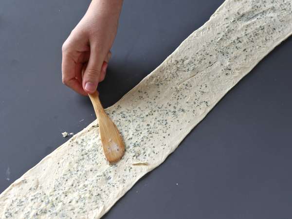 Cruffin, kombinasi croissant dan muffin, dalam hal ini diasinkan dengan parmesan dan mozzarella. - Persiapan langkah 2