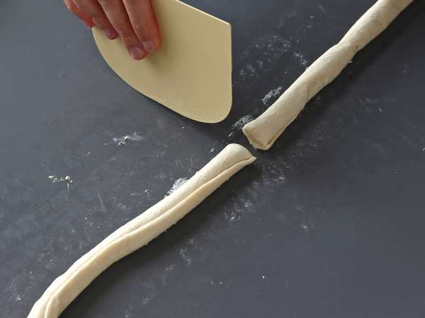 Cruffin, kombinasi croissant dan muffin, dalam hal ini diasinkan dengan parmesan dan mozzarella. - Persiapan langkah 3