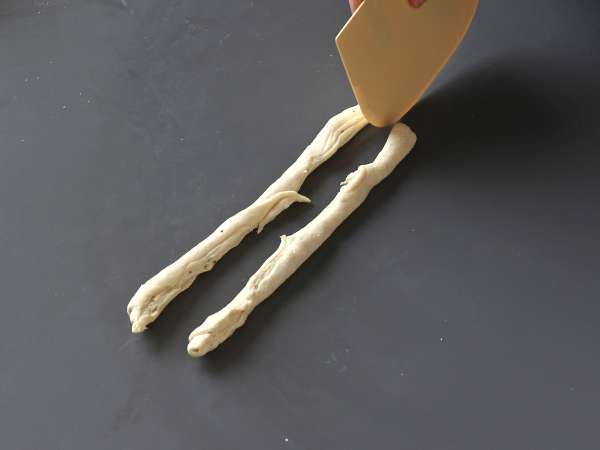 Cruffin, kombinasi croissant dan muffin, dalam hal ini diasinkan dengan parmesan dan mozzarella. - Persiapan langkah 4