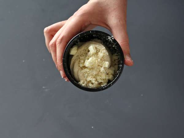 Cruffin, kombinasi croissant dan muffin, dalam hal ini diasinkan dengan parmesan dan mozzarella. - Persiapan langkah 5