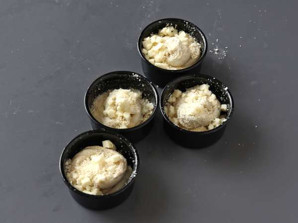 Cruffin, kombinasi croissant dan muffin, dalam hal ini diasinkan dengan parmesan dan mozzarella. - Persiapan langkah 6