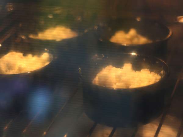 Cruffin, kombinasi croissant dan muffin, dalam hal ini diasinkan dengan parmesan dan mozzarella. - Persiapan langkah 7