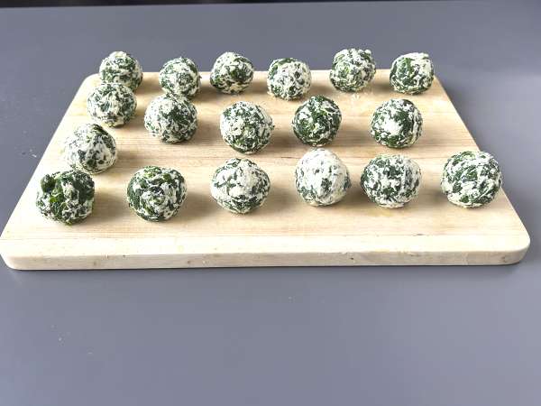 Bayam dan ricotta malfatti, resep pasta buatan sendiri yang mudah dan tidak perlu diuleni - Persiapan langkah 4