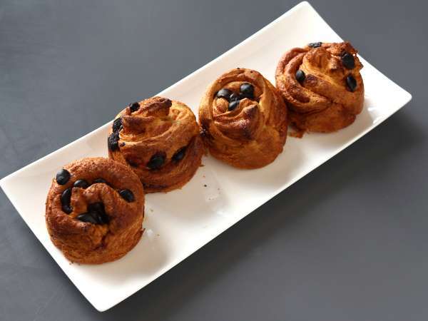 Cruffin, kombinasi croissant dan muffin, dengan puding dan cokelat - Persiapan langkah 12
