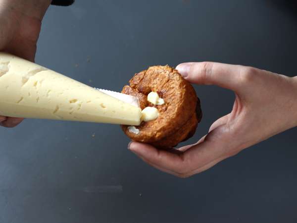 Cruffin, kombinasi croissant dan muffin, dengan puding dan cokelat - Persiapan langkah 14