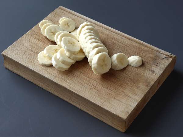 Pisang mini, selai kacang, dan cokelat batangan, sangat lezat tanpa tambahan gula - Persiapan langkah 1