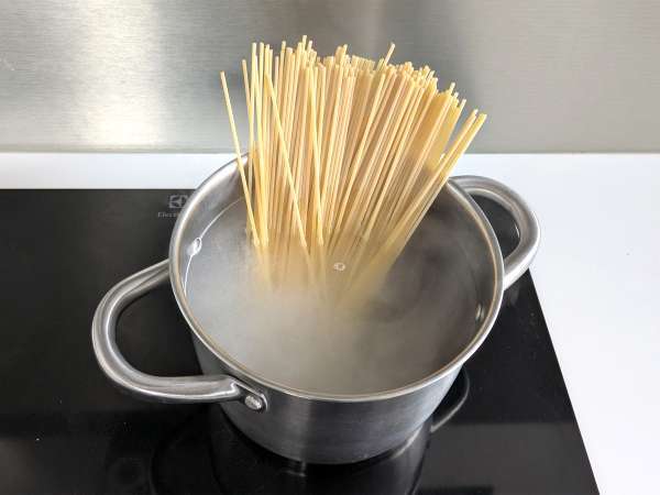 Spaghetti aglio, olio dan peperoncino: hidangan tradisi Italia di menit-menit terakhir - Persiapan langkah 1