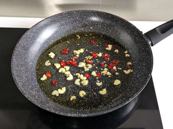 Spaghetti aglio, olio dan peperoncino: hidangan tradisi Italia di menit-menit terakhir - Persiapan langkah 5