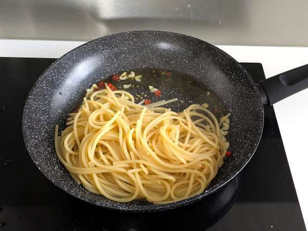 Spaghetti aglio, olio dan peperoncino: hidangan tradisi Italia di menit-menit terakhir - Persiapan langkah 6