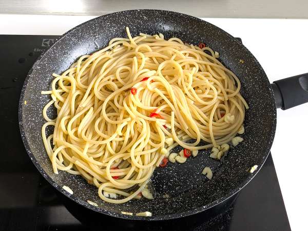 Spaghetti aglio, olio dan peperoncino: hidangan tradisi Italia di menit-menit terakhir - Persiapan langkah 7